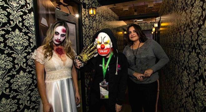 Fabíola Reipert e os monstros do estande do PlayPlus