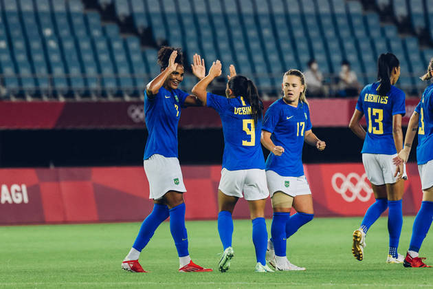 Depois que empatou, as brasileiras mantiveram o controle do jogo durante todo o primeiro tempo, e as holandesas não conseguia levar perigo com os contra-ataques