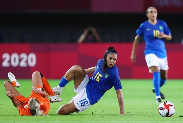 O primeiro tempo terminou com o Brasil tendo 60% de posse de bola, mas o placar ficou em 1 a 1