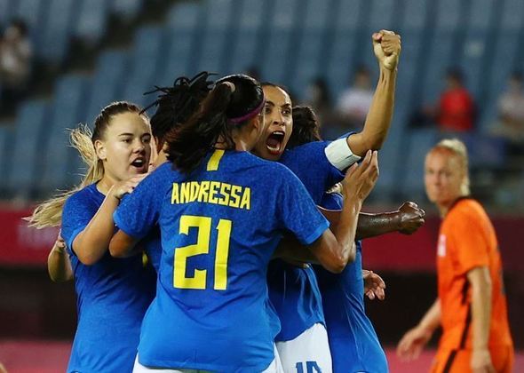 Mas não demorou para Marta empatar, em um gol de pênalti sofrido por Ludmila