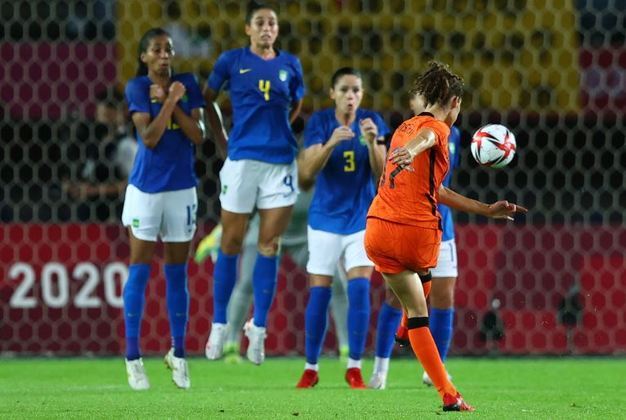 O jogo voltou a ficar empatado após um golaço da lateral holandesa Dominique Janssen, aos 33 minutos. E o jogo terminou em 3 a 3