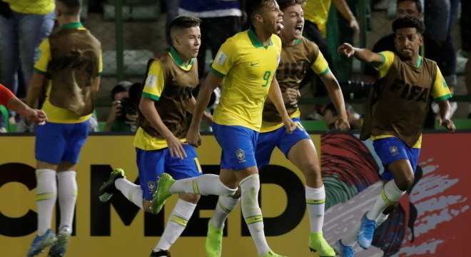 O Brasil comemora o empate graças a um pênalti inexistente na final