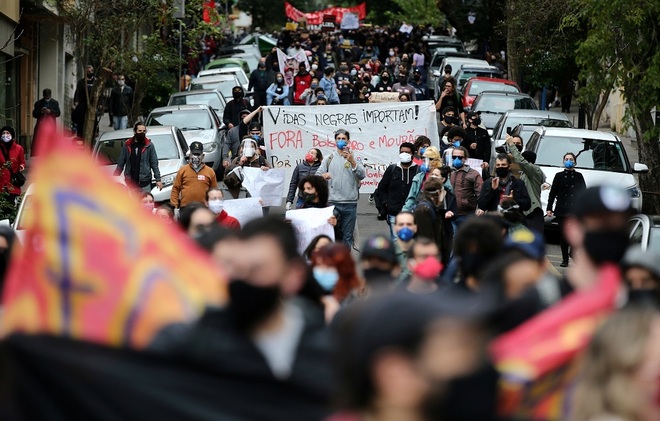 Em Porto Alegre, manifestantes ocuparam as ruas em movimento contra Bolsonaro