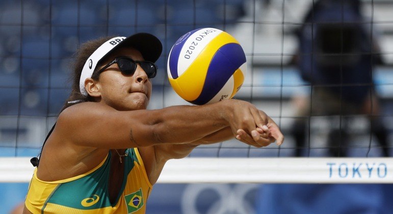 Dupla brasileira perde, mas avança às oitavas do vôlei de ...