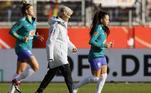 São elas! O Brasil estava no aquecimento junto da técnica Pia Sundhage
