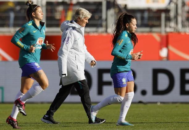 São elas! O Brasil estava no aquecimento junto da técnica Pia Sundhage
