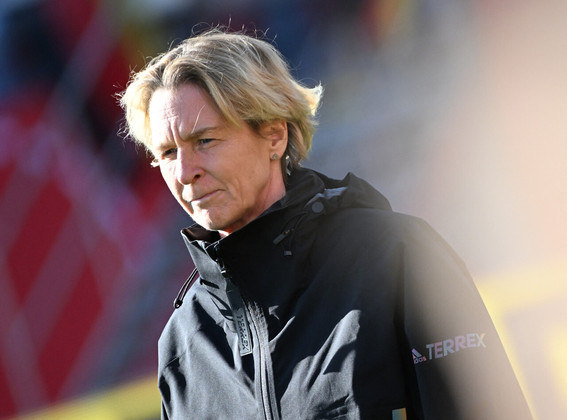A treinadora da Alemanha, Martina Voss-Tecklenburg, também foi flagrada durante o aquecimento da seleção alemã
