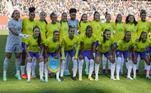 Olha a foto! Seleção brasileira posou para a foto oficial do confronto com todas as jogadoras relacionadas para a partida