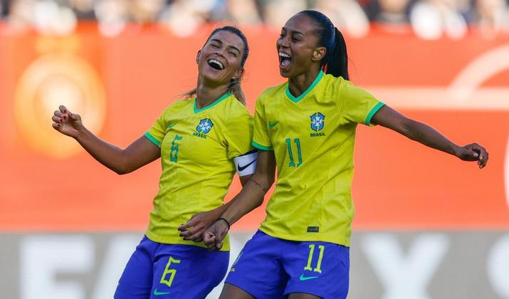 Comemora, seleção! O Brasil está na frente e segue pressionando a Alemanha. Depois do gol, não deu outra: dancinha de comemoração! 