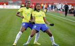 Mais um do Brasil, e de jogada ensaiada! Kerolin cobrou escanteio e ajeitou para Ary Borges, que aproveitou o espaço e mandou um golaço para o fundo da rede. 2 a 0 Brasil