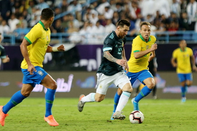 Brasil e Argentina se enfrentam no Maracanã com muito mais que os três  pontos em jogo - Fotos - R7 Futebol