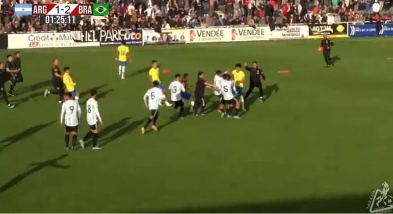 Jogadores trocaram empurrões após o apito final em torneio na França