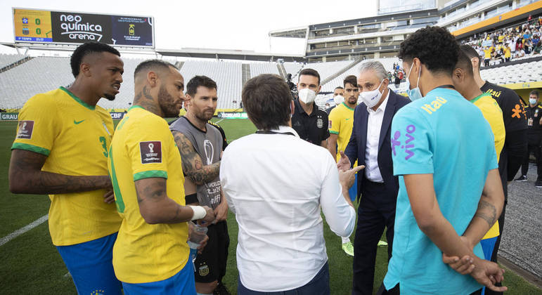 O inesquecível vexame mundial. Funcionários da Anvisa invadem o gramado e param o jogo