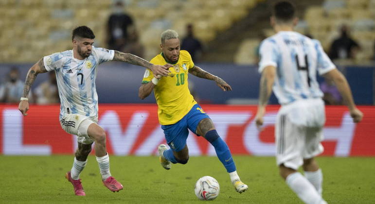 • Recolocou a Argentina no jogoBrasil e Argentina se enfrentaram na final da Copa América de 2021, disputada em solo brasileiro, mas quem se deu melhor naquela decisão foram os hermanos. Além da derrota para o maior rival em casa, em pleno Maracanã, a seleção de Neymar e companhia também ajudou a 