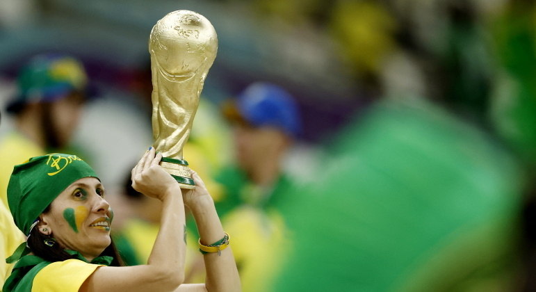 Torcedora brasileira no estádio Lusail Iconic à espera de Brasil e Camarões