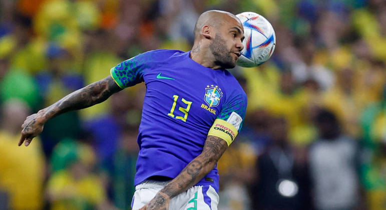 Daniel Alves usa a faixa de capitão da seleção brasileira contra Camarões