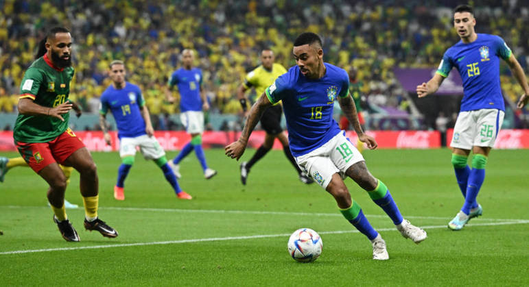 Gabriel Jesus controla a bola no comecinho do jogo entre Brasil e Camarões