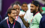 Sem condições de jogo, Neymar vai a campo antes da partida do Brasil contra Camarões