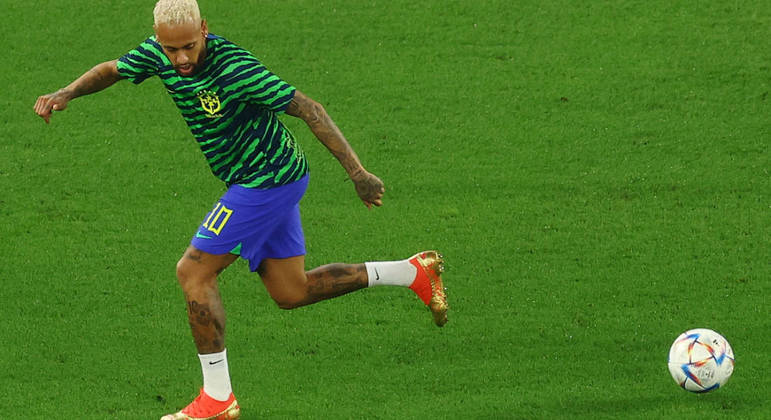 Neymar brinca com a bola no aquecimento da seleção brasileira