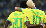 Vini Jr. e Neymar, autores dos dois primeiros gols do Brasil na partida, se abraçam