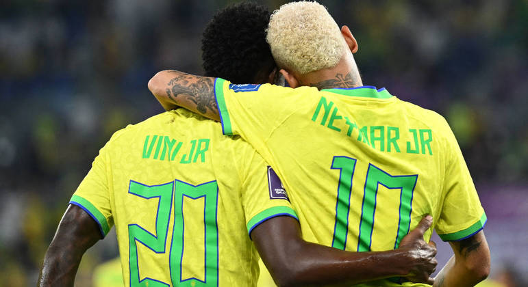 Vini Jr. e Neymar, autores dos dois primeiros gols do Brasil na partida, se abraçam
