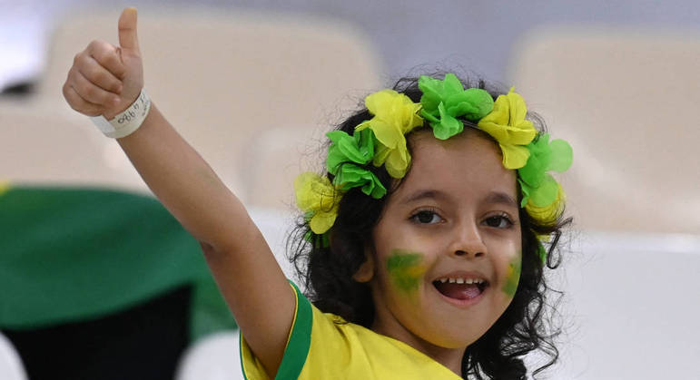 Garotinha manda aquela energia positiva para o Brasil contra Camarões