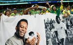 Torcida brasileira leva ao estádio de Lusail faixas em homenagem ao rei Pelé