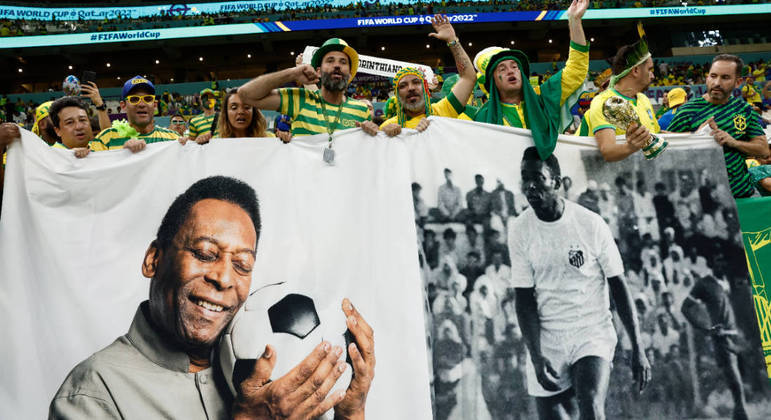 Torcida brasileira já havia manifestado carinho por Pelé na partida contra Camarões