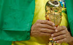 Objeto de desejo do torcedor brasileiro: a taça da Copa do Mundo