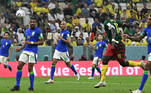 Vincent Aboubakar marca de cabeça o gol de Camarões contra o Brasil