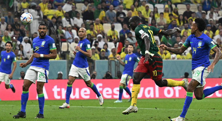 Aboubakar fez do gol da vitória de Camarões contra o Brasil