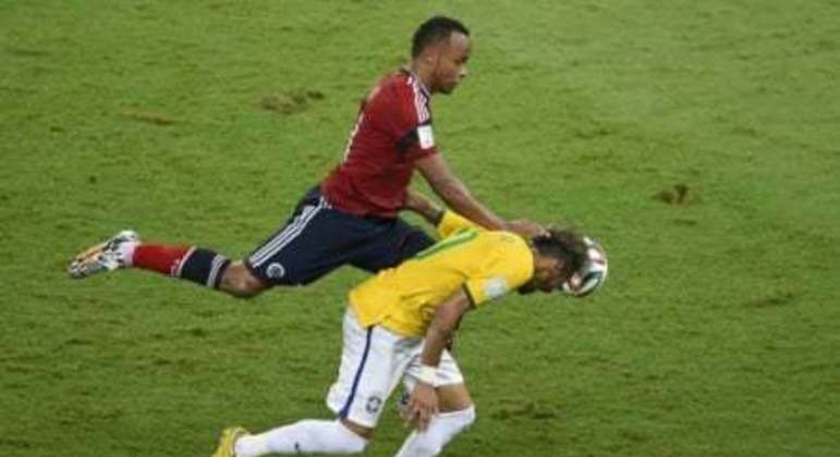 Brasil x Colômbia - Copa do Mundo de 2014 - Lesão de Neymar em choque com Zúñiga
