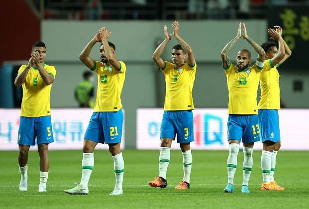 Brasileiros agradecem os mais de 60 mil torcedores que compareceram no Estádio Copa do Mundo para assistir ao amistoso entre Brasil e Coreia do Sul