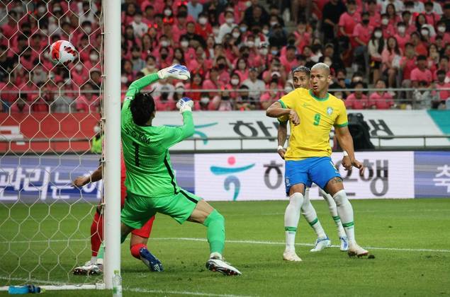 O Brasil entrou ligado na partida e abriu o placar logo aos 6 minutos de jogo, com Richarlison