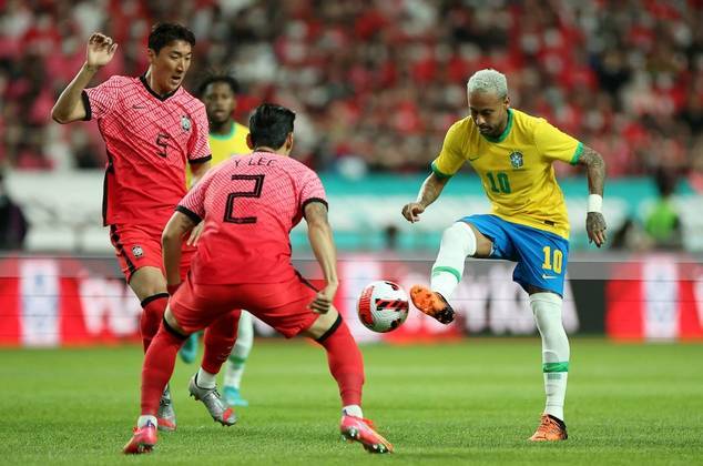 Um minuto depois do gol, Neymar fez boa jogada do meio para a ponta direita e deixou Raphinha na cara do gol. O atacante, porém, carimbou o travessão
