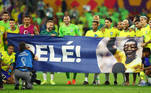 Jogadores da seleção brasileira exibem faixa em homenagem a Pelé após a vitória contra a Coreia do Sul