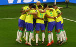 Os jogadores brasileiros comemoram o gol de Vini Jr. no começo da partida