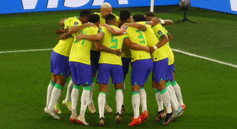 Os jogadores brasileiros comemoram o gol de Vini Jr. no começo da partida