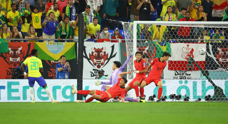 Vinícius Júnior desloca o goleiro e abre o placar para o Brasil contra a Coreia do Sul