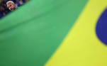Neymar fica atrás da bandeira brasileira