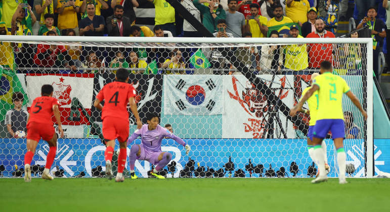 Neymar desloca o goleiro sul-coreano e, com categoria, marca de pênalti o segundo gol do Brasil