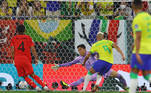 Richarlison toca para a rede e marca o terceiro gol do Brasil nas oitavas de final