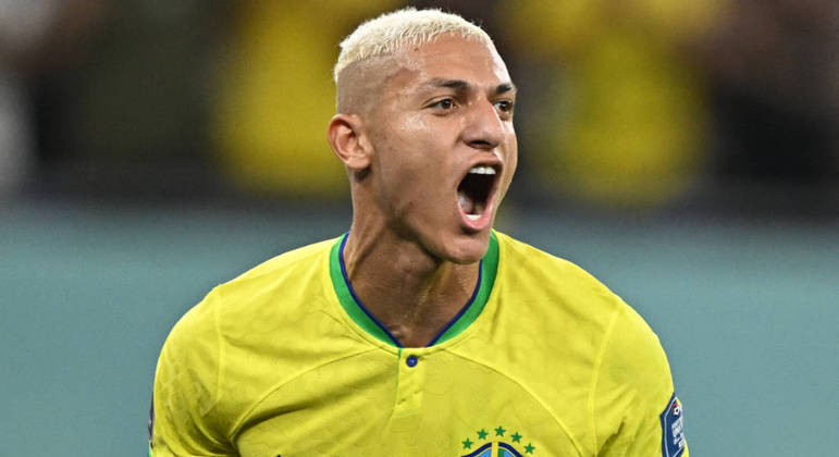 Richarlison comemora mais um gol brasileiro na Copa do Mundo