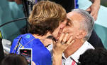 Tite dá um beijão na mulher, Rose, antes do jogo do Brasil com a Coreia do Sul
