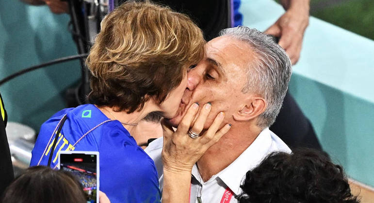 Tite dá um beijão na mulher, Rose, antes do jogo do Brasil com a Coreia do Sul