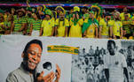 A torcida brasileira leva ao estádio faixas em homenagem a Pelé