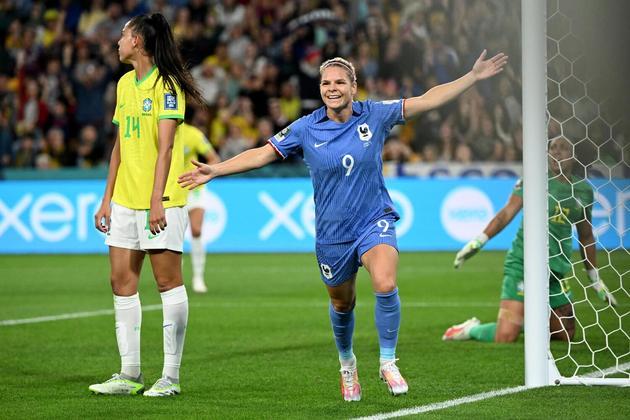 Os primeiros dez minutos de jogo foram dominados pela seleção francesa, que apertou a marcação e dificultou a criação de jogadas do Brasil. A primeira chance clara das brasileiras foi em uma cobrança de falta de Adriana, aos 15 minutos. Mas, apenas dois minutos depois, a artilheira da França, Le Sommer, abriu o placar