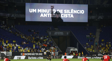 Jogadores fizeram manifestação antirracista antes do jogo
