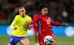 A brasileira Antonia Silva briga pela bola contra a camisa 10 do Panamá, Marta Kox
