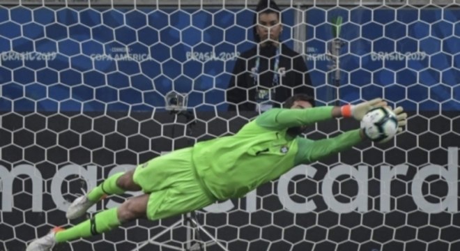 Alisson saltou com convicÃ§Ã£o para defender o pÃªnalti de Gustavo GÃ³mez